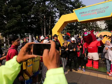 Maskot Piala Dunia U-17 2023, Bacuya menjadi magnet dalam rangkaian acara Trophy Tour Experience menyambut Piala Dunia U-17 yang diselenggarakan SCM sebagai official broadcaster Piala Dunia U-17, di Cikapayang Dago Park, Bandung, Minggu (22/10/2023) pagi WIB. Para pengunjung saling berebut untuk berfoto bareng dengan sang maskot. Seperti apa keseruannya dalam acara yang juga dihadiri oleh Pj Gubernur Jawa Barat Bey Machmudin, Pj Walikota Bandung Bambang Triyuliono dan beberapa legenda Persib Bandung. Simak momen-momennya berikut ini. (Bola.com/Bagaskara Lazuardi)