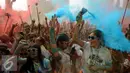 Peserta mengangkat tangan sambil melempar serbuk warna pada puncak event lari santai 5K Colour Run 2016 di Parkir Timur Senayan, Jakarta, Minggu (7/8). Event ini mempromosikan gaya hidup sehat penuh kegembiraan. (Liputan6.com/Helmi Fithriansyah)