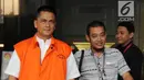 Direktur PT Indo Jaya dan PT Sarana Bangun Nusantara Hasmun Hamzah (kiri) dikawal usai menjalani pemeriksaan di Gedung KPK, Jakarta, Rabu (14/3). Hasmun diperiksa terkait dugaan suap pengadaan barang dan jasa tahun 2017-2018. (Merdeka.com/Dwi Narwoko)