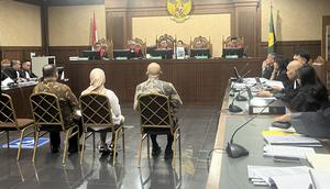 Tiga terdakwa kasus dugaan korupsi pengadaan laptop Chromebook di ruang sidang utama Pengadilan Tindak Pidana Korupsi Jakarta. (Foto: Liputan6.com/Radityo Priyasmoro).