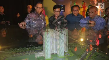 Gubernur DKI Jakarta Anies Baswedan melihat maket rumah susun Klapa Village saat peletakan batu pertama atau ground breaking, Jakarta, Kamis (18/1). Pembangunan Klapa Village merupakan pelaksanaan program rumah DP 0 rupiah. (Liputan6.com/Pool/Budi)