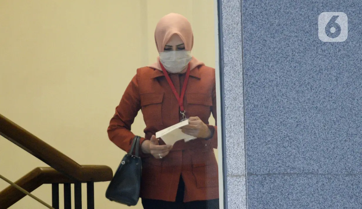Istri mantan Sekretaris MA Nurhadi, Tin Zuraida saat akan menjalani pemeriksaan di Gedung KPK, Jakarta, Senin (22/6/2020). Tin diperiksa sebagai saksi untuk tersangka Direktur MIT Hiendra Soenjoto terkait dugaan suap gratifikasi pengurusan perkara di MA tahun 2011-2016. (merdeka.com/Dwi Narwoko)