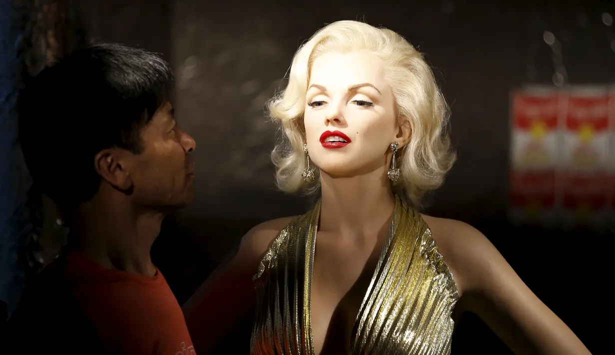 Seorang pria melihat patung lilin Marilyn Monroe di Grevin Wax Museum, Korea Selatan, Kamis (30/7/2015). Sekitar 80 tokoh dunia ditampilkan dalam meseum tersebut. (REUTERS/Kim Hong-Ji)