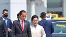 Terlihat momen ketika Ibu Iriana berjalan berdampingan dengan Pak Jokowi. Di sini, Ibu Iriana mengenakan kebaya panjang berwarna putih, dipadu kain wastra dan selendang berwarna senada yang serasi. [Foto: Instagram/jokowi]