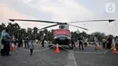 Helikopter TNI terparkir di kawasan Monas, Jakarta, Rabu (16/10/2019). Kehadiran empat helikopter TNI/Polri yang akan digunakan dalam apel pengamanan pelantikan presiden dan wakil presiden tersebut menarik perhatian pengunjung Monas. (merdeka.com/Iqbal Nugroho)