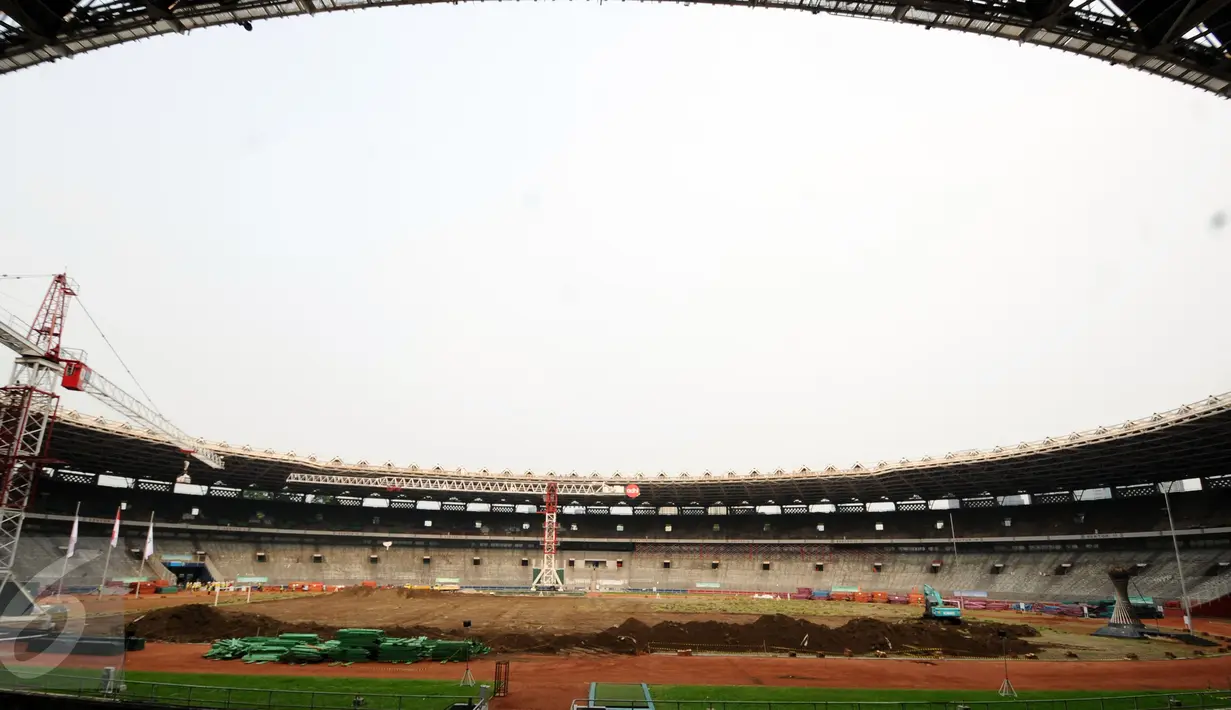 Dua buah crane terpasang untuk mengangkut material renovasi Stadion GBK Jakarta, Selasa (18/10). Pengerjaan renovasi Stadion GBK bagian persiapan jelang Asian Games 2018 dan ditargetkan selesai Oktober 2017. (Liputan6.com/Helmi Fithriansyah)