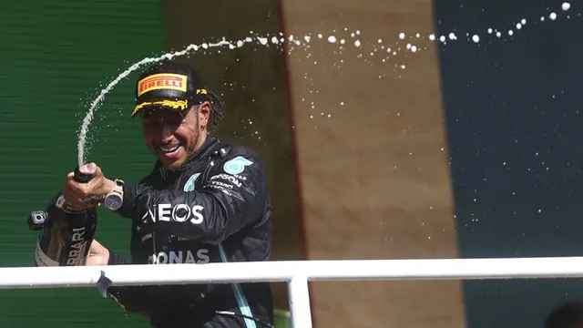 FOTO: Lewis Hamilton Asapi Max Verstappen di F1 GP Brasil 2021