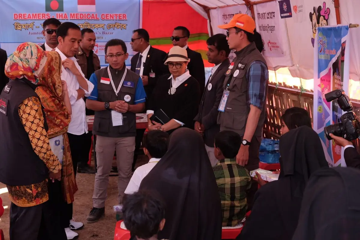 Presiden RI Joko Widodo dan Menteri Luar Negeri Retno Marsudi di kamp pengungsi Rohingya di Jamtoli, Cox's Bazar (28/1/2018) (Sumber: Kementerian Luar Negeri RI)