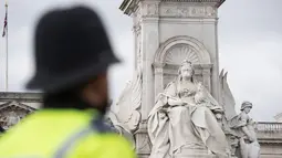 Patung Ratu Inggris Victoria yang berdiri di dekat Istana Buckingham dikenakan masker di London, Inggris, Senin (18/4). Aksi yang dilakukan oleh aktivis lingkungan Greenpeace itu untuk memprotes kualitas polusi udara di kawasan tersebut. (Leon NEAL/AFP)