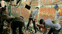Pasukan Brimob Polda Sulut saat membersihkan pemukiman warga setelah banjir menerjang Kota Manado, Jumat (27/1/2023) lalu.