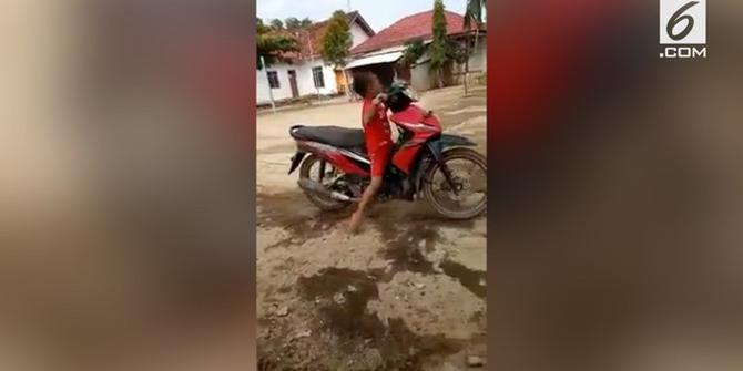 VIDEO: Apes, Bocah Terpental dan Nyungsep Saat Coba Atraksi Motor