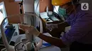 Perawat membersihkan peralatan saat pemeriksaan mata pasien di RS Mata JEC @ Menteng, Jakarta, Kamis (16/7/2020). JEC memiliki layanan JEC @ Cloud yang memberikan konsultasi kesehatan mata melalui tele-oftalmologi. (Liputan6.com/Herman Zakharia)