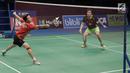 Ganda Campuran Indonesia, Tontowi Ahmad/Liliyana Natsir menahan kok dari Zheng Siwei/Chen Qingchen asal China dalam final BCA Indonesia Open 2017 di Jakarta, Minggu (18/6). Tontowi/Liliyana menang 22-20 21-15. (Liputan6.com/Faizal Fanani)