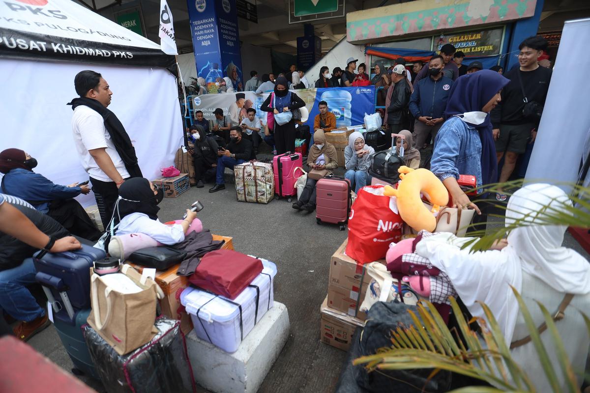 FOTO: Pemudik Padati Terminal Kampung Rambutan Menjelang Lebaran