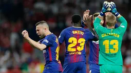 Para pemain Barcelona merayakan kemenangan usai pertandingan melawan Sevilla pada babak final Copa del Rey di stadion Wanda Metropolitano di Madrid, Spanyol (21/4). Barcelona menang telak 5-0. (AP Photo / Paul White)