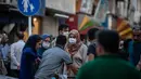 Warga yang mengenakan masker berbelanja di sebuah bazar di Kota Tonekabon, Iran utara (16/6/2020). Iran pada Rabu (17/6) melaporkan 2.612 kasus baru COVID-19, menambah total kasus terkonfirmasi di negara itu menjadi 195.051, demikian dilaporkan kantor berita resmi IRNA. (Xinhua/Ahmad Halabisaz)