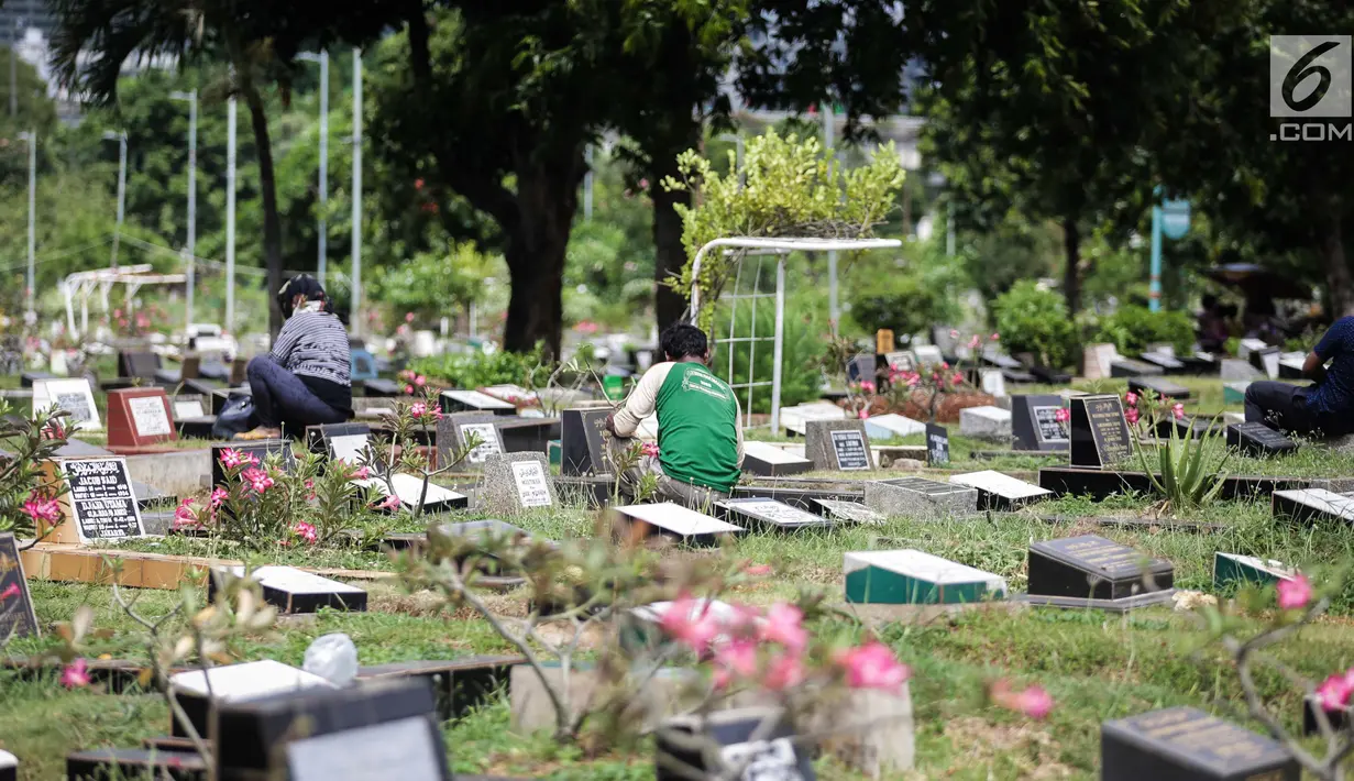 Aktivitas petugas membersihkan areal pemakaman di Tempat Pemakaman Umum (TPU) Utan Jati, Jakarta, Kamis (11/1). Pemprov DKI membutuhkan lahan makam seluas 794 hektare, tapi hingga kini baru tersedia sekitar 611 hektare. (Liputan6.com/Faizal Fanani)