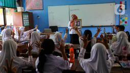 Kegiatan ini sekaligus mensosialisasikan dan memberikan pelajaran tambahan kepada para murid Sekolah Dasar Negeri (SDN) Pondok Labu 14 Jakarta. (Liputan6.com/Herman Zakharia)