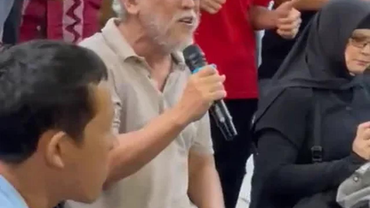 Dalam acara tersebut, Iwan Fals juga turut menyumbangkan suaranya.