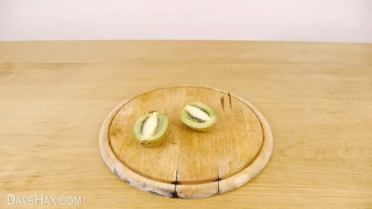 Unik! Begini Cara Cerdas Kupas Kiwi dalam Waktu Beberapa Detik