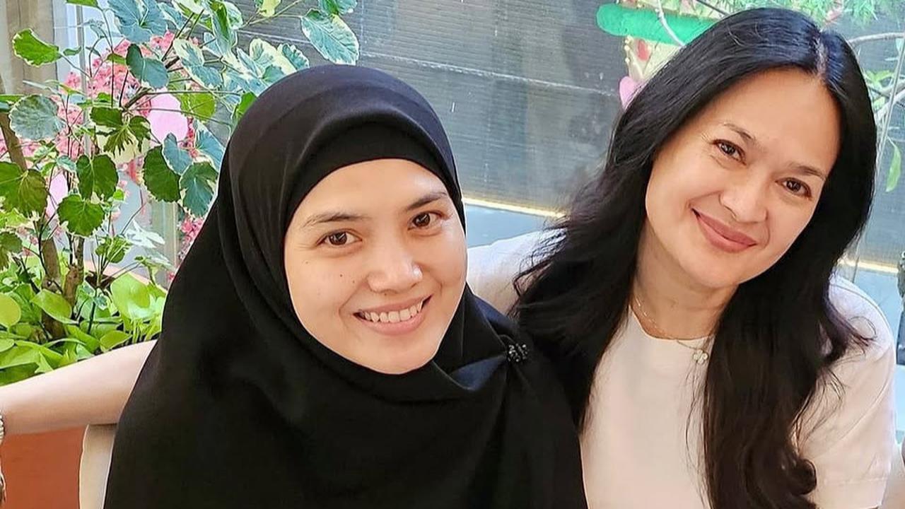 7 Potret Keakraban Donna Harun dengan Herfiza Sang Menantu, Senang Selalu Dilibatkan tentang Cucu
