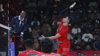 Dimas Saputra dari Jakarta STIN BIN melepaskan spike dalam pertandingan seri ketiga final four PLN Mobile Proliga 2023 melawan Surabaya BIN Samator di GOR Sritex Arena, Solo, Kamis, 9 Maret 2023. (foto: Proliga)
