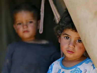 Ekspresi seorang anak pengungsi Suriah yang telah tinggal di Yordania dengan keluarga mereka selama 2,5 tahun di kota Madaba, Kamis (9/7/2015). Jumlah pengungsi Suriah di negara-negara tetangga telah melewati 4 juta penduduk. (REUTERS/Muhammad Hamed)
