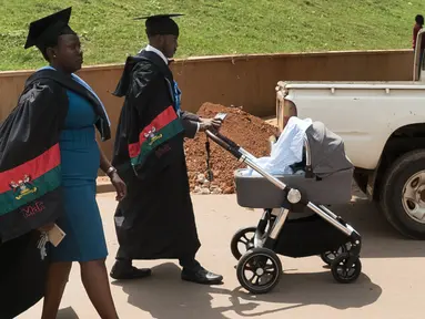 Pasangan wisudawan membawa anak mereka didalam kereta bayi untuk mengikuti upacara wisuda ke-68 di Universitas Makerere di Kampala, Uganda (19/1). (AFP Photo/Michele Sibiloni)