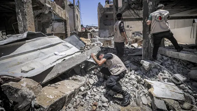 FOTO: Mengumpulkan Proyektil yang Tidak Meledak Usai Konflik Hamas - Israel