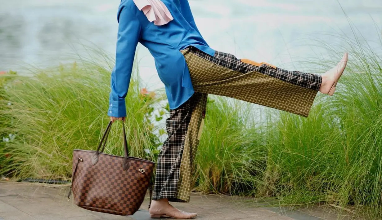 Risty Tagor tetap terlihat modis dan memesona. Hijaber cantik ini selalu mengenakan padu padan busana stylish. (FOTO: instagram.com/ristytagor/)