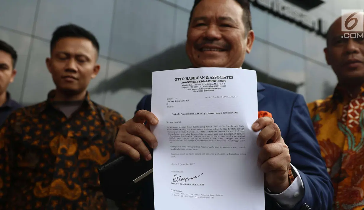 Pengacara Otto Hasibuan menunjukkan surat pengunduran diri sebagai kuasa hukum Setya Novanto di KPK, Jakarta, Jumat (8/12). Pengunduran Otto Hasibuan lantaran tak ada kecocokan dengan tim pengacara Setya Novanto yang lain. (Liputan6.com/Angga Yuniar)
