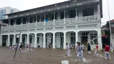  Siswa SMK 1 Budi Utomo beraktivitas di tengah genangan hujan yang merendam sekolah mereka, Jakarta, Senin (9/2/2015). (Antara Foto/Fanny Octavianus)