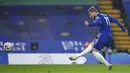 Pemain Chelsea Timo Werner mencetak gol ke gawang Sheffield United pada pertandingan Liga Premier Inggris di Stadion Stamford Bridge, London, Sabtu (7/11/2020). Chelsea menang 4-1. (Ben Stansall/Pool via AP)