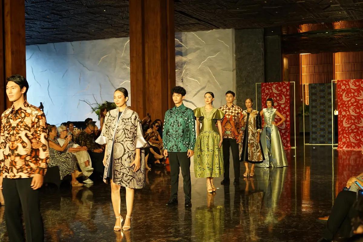 InJourney Hospitality bekerja sama dengan Iwan Tirta Private Collection, ikon batik terkenal di Indonesia, menggelar Fashion Show Batik di The Meru Sanur, Bali