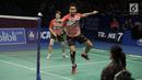 Ganda Campuran Indonesia, Tontowi Ahmad/Liliyana Natsir menahan kok dari Zheng Siwei/Chen Qingchen asal China dalam final BCA Indonesia Open 2017 di Jakarta, Minggu (18/6). Tontowi/Liliyana menang 22-20 21-15. (Liputan6.com/Faizal Fanani)