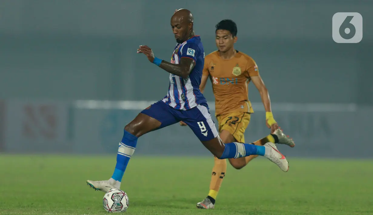 Striker Persiraja Banda Aceh, Paulo Henrique, menggiring bola saat melawan Bhayangkara FC pada laga BRI Liga 1 di di Stadion Indomilk Arena, Minggu (29/8/2021). Bhayangkara FC berhasil mengalahkan lawannya Persiraja Banda Aceh dengan skor 2-1. (Bola.com/M iqbal Ichsan)