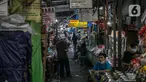 Suasana Gang Gloria, Pancoran, Glodok, Jakarta, Rabu (2/2/2021). Gang yang dipenuhi penjual kuliner khas pecinan yang sudah ada sejak tahun 1920-an ini semakin sepi pembeli karena adanya pandemi Covid-19. (Liputan6.com/Faizal Fanani)