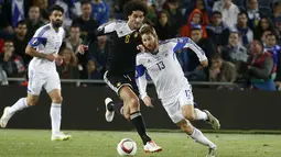 Gelandang Israel, Sheran Yeini berusaha melewati pemain Belgia Marouane Fellaini pada kualifikasi Piala Eropa 2016 di Teddi Malcha Stadium, Jerusalem,Rabu (1/4/2015). Belgia menang 1-0 melawan Israel. (REUTERS/Ronen Zvulun)