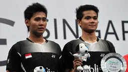 Angga/Ricky saat dipodium juara (AFP PHOTO / ROSLAN RAHMAN)