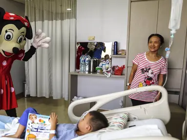  Seorang boneka Minie Mouse menghibur pasien anak di Rumah Sakit Siloam Karawaci, Tangerang, Sabtu (23/7). Kegiatan ini sebagai bentuk apresiasi untuk orang tua yang mempercayakan kesehatan pasien anak kepada rumah sakit. (Liputan6.com/Fery Pradolo) 
