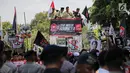 Massa berorasi di atas mobil komando dalam aksi bela Rohingya bersama Bang Japar (Barisan Jawara dan Pengacara) di depan Kedutaan Besar Myanmar, Jakarta, Jumat (8/9). Aksi ini dalam rangka solidaritas terhadap muslim Rohingya. (Liputan6.com/Faizal Fanani)