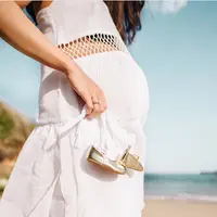 Acha tampil begitu cantik di pinggir pantai dengan gaun warna putih yang menutupi badannya. Senyum ceria menjalani pemotretan untuk mengabadikan kehamilannya. (Instagram/achasinaga)