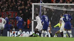 Chelsea sudah unggul 1-0 pada menit ke-24 melalui gol Wesley Fofana. Bola sambarannya dalam situasi kemelut di depan gawang AC Milan tak mampu diantisipasi kiper Ciprian Tatarusanu. (AP/Ian Walton)