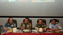 Panglima TNI, Jenderal TNI Gatot Nurmantyo (kedua kiri) memberikan keterangan usai Rapat Pimpinan TNI 2016 di Cilangkap Jakarta, Jumat (18/12/2015). Rapim bertujuan meningkatkan loyalitas, moralitas dan integritas TNI. (Liputan6.com/Helmi Fithriansyah)