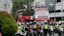 Pemain dan ofisial Timnas Indonesia U-22 menaiki bus tingkat saat konvoi menuju Istana Negara Jakarta, Kamis (28/2). Pawai tersebut untuk merayakan keberhasilan skuat Garuda Muda menjuarai Piala AFF U-22 di Kamboja. (Bola.com/Muhammad Husni)