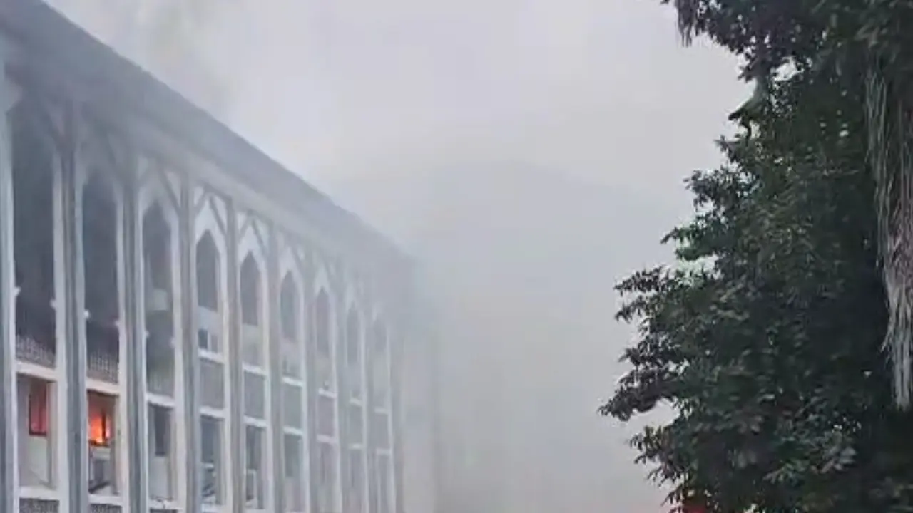 Gedung Rektorat UIN Jakarta, Ciputat Timur, Kota Tangerang Selatan (Tangsel), terbakar, Senin (30/12/2024)