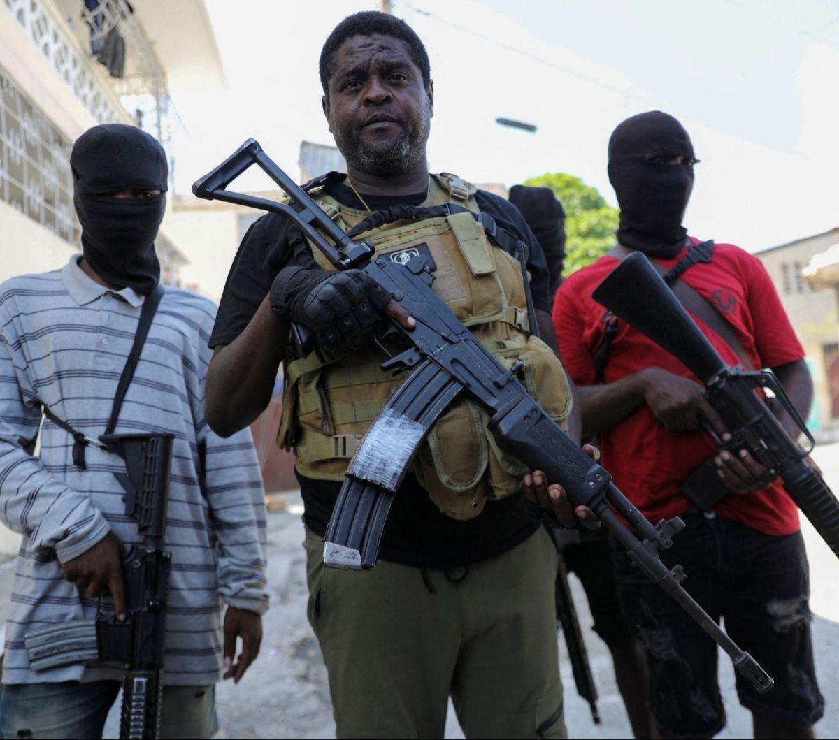 Jimmy "Barbecue" Cherizier, mantan petugas polisi dan juga sebagai pemimpin aliansi geng 'G9', berdiri diapit oleh anggota gengnya saat konferensi pers di Delmas 6, Port-au-Prince, Haiti 5 Maret 2024. Foto: REUTERS / Ralph Tedy Erol