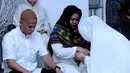 Saat pengajian menjelang pernikahannya, Risty meminta restu pada kedua orang tuanya  (Wimbarsana/Bintang.com)