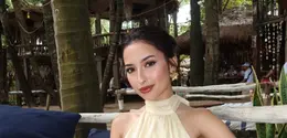 Penampilannya kali ini terasa berbeda karena memadukan nuansa soft glam dengan complexion yang glowing, menciptakan kesan eksotis yang cocok dengan suasana pantai Bali. Wajahnya terlihat segar, elegan, sekaligus begitu hangat. [@jennifercoppenreal_20].