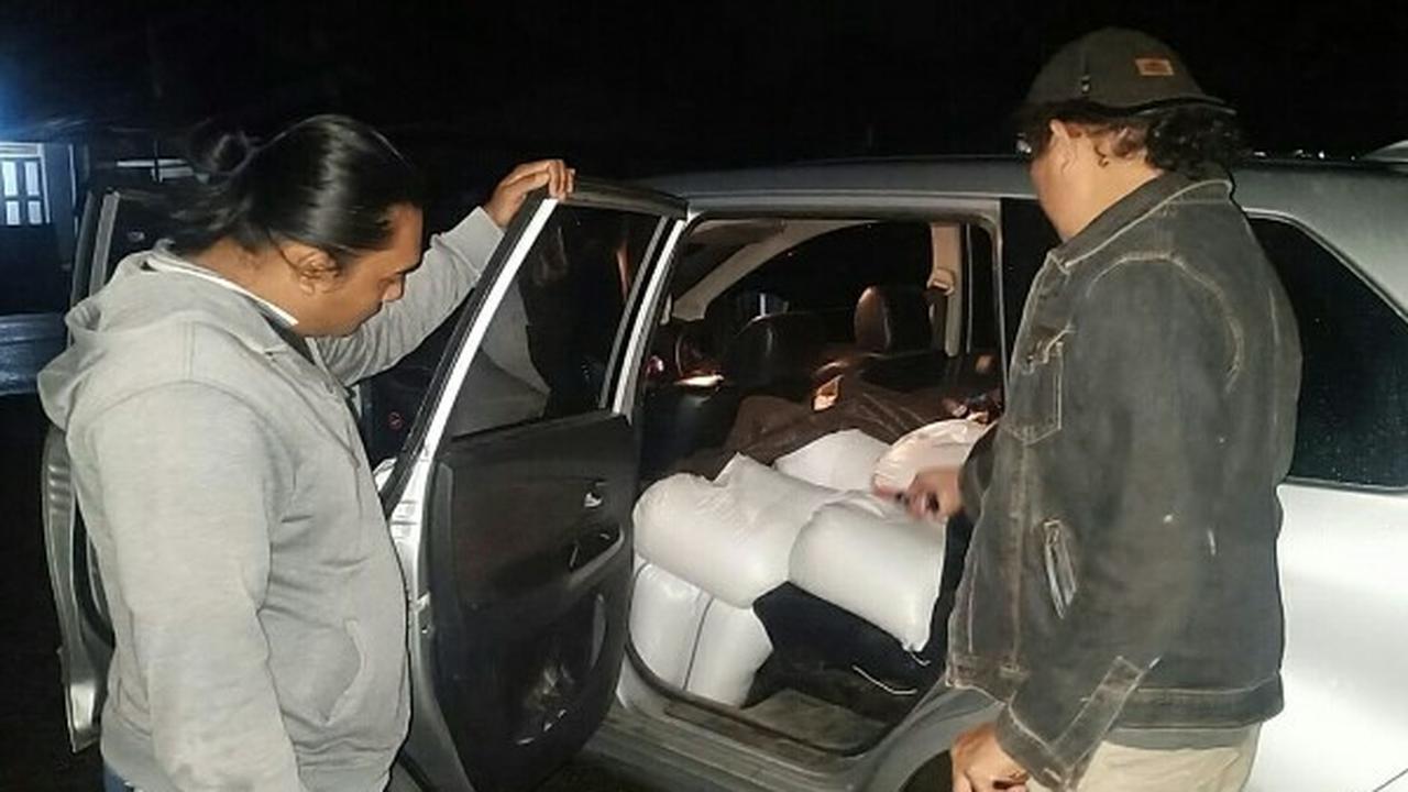 Polisi saat memeriksa sebuah mobil yang membawa Cap Tikus dari Bolmong hendak menuju ke Gorontalo.